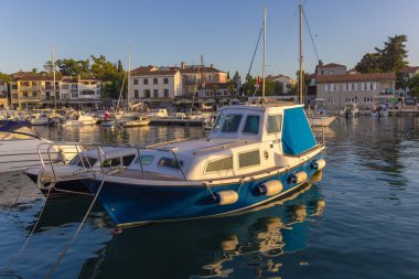 Hırvatistan 'ın Krk Adası' ndaki Malinska kasabası