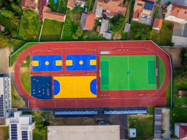 Hırvatistan 'ın Koprivnica kentindeki renkli spor sahasına hava manzarası