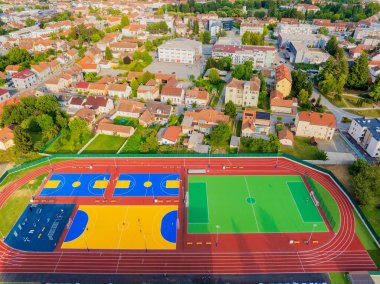 Hırvatistan 'ın Koprivnica kentindeki renkli spor sahasına hava manzarası
