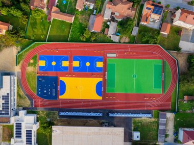Hırvatistan 'ın Koprivnica kentindeki renkli spor sahasına hava manzarası
