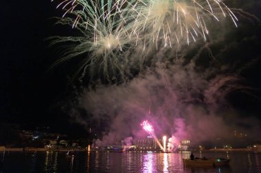 Hırvatistan 'ın Rab Kasabası üzerinde havai fişekler