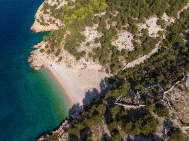 Hırvatistan 'ın Baka kenti yakınlarındaki yaban çakıl taşı plajının hava manzarası