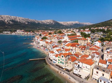 Hırvatistan 'ın Krk Adası' ndaki Baska kasabasının hava manzarası