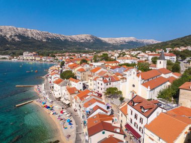 Hırvatistan 'ın Krk Adası' ndaki Baska kasabasının hava manzarası