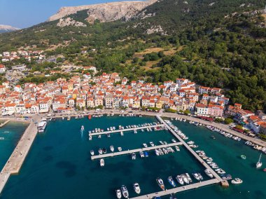 Hırvatistan 'ın Krk Adası' ndaki Baska kasabasının hava manzarası