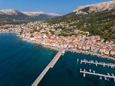Hırvatistan 'ın Krk Adası' ndaki Baska kasabasının hava manzarası