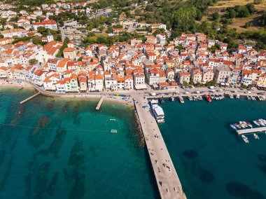 Hırvatistan 'ın Krk Adası' ndaki Baska kasabasının hava manzarası