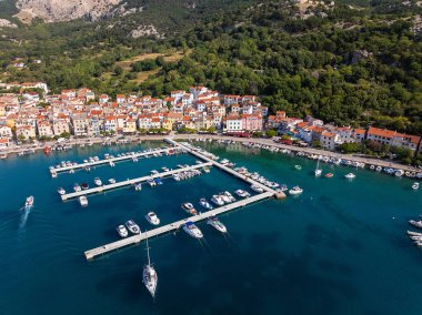 Hırvatistan 'ın Krk Adası' ndaki Baska kasabasının hava manzarası