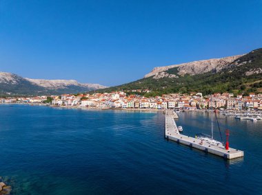 Hırvatistan 'ın Krk Adası' ndaki Baska kasabasının hava manzarası