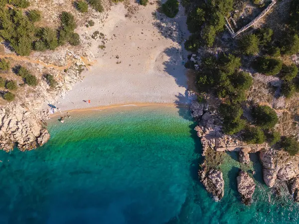 Hırvatistan 'ın Baka kenti yakınlarındaki yaban çakıl taşı plajının hava manzarası