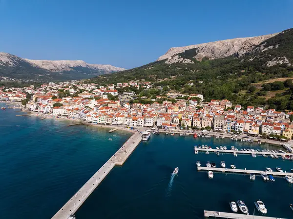 Hırvatistan 'ın Krk Adası' ndaki Baska kasabasının hava manzarası