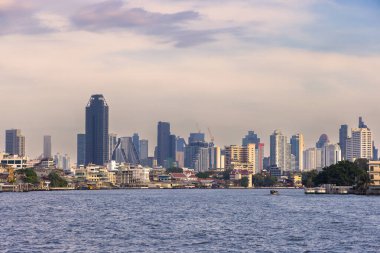 Bangkok şehir merkezinde Chao Praya Nehri, Tayland