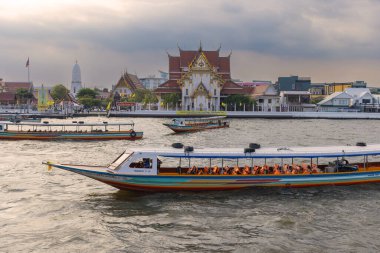 Bangkok, Tayland 'daki Chao Praya Nehri' nde tekneler