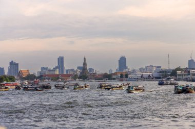 Bangkok, Tayland 'daki Chao Praya Nehri' nde tekneler