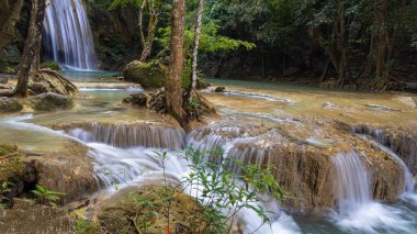 Erawan Şelalesi Tayland yağmur ormanlarında