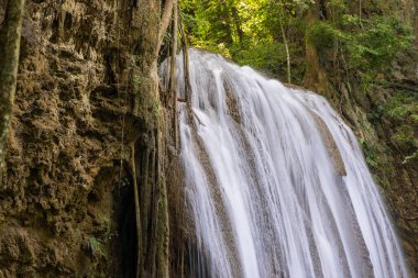 Erawan Şelalesi Tayland yağmur ormanlarında