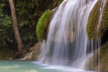 Erawan Şelalesi Tayland yağmur ormanlarında
