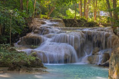 Erawan Şelalesi Tayland yağmur ormanlarında
