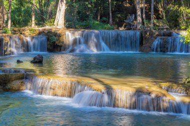 Huay Mae Khamin Şelalesi Si Nakharin Ulusal Parkı 'ndaki yağmur ormanlarında, Kanchanaburi, Tayland