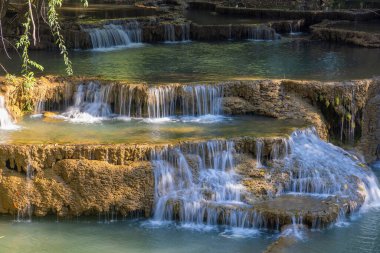 Huay Mae Khamin Şelalesi Si Nakharin Ulusal Parkı 'ndaki yağmur ormanlarında, Kanchanaburi, Tayland