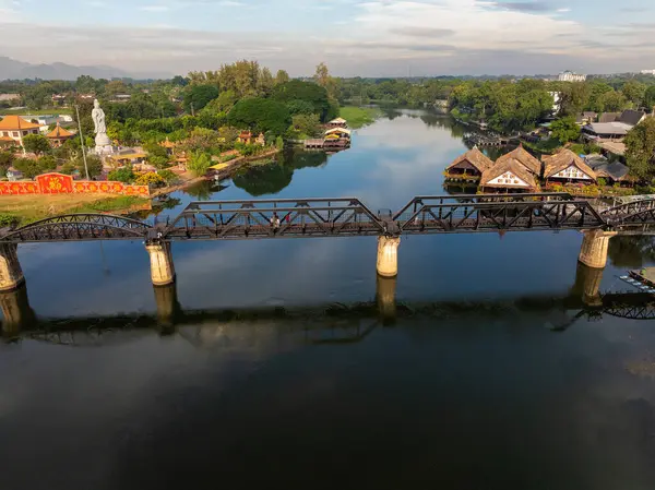 Kanchanaburi, Tayland 'daki tarihi Kwai Nehri üzerindeki köprünün hava görüntüsü.