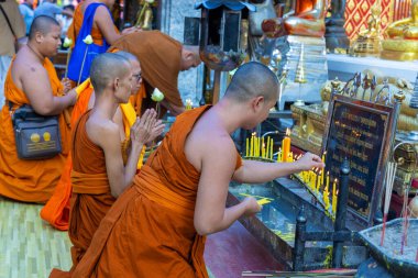Budist rahipler Tayland 'da Chiang Mai yakınlarındaki Doi Suthep tapınağında dua ederler.