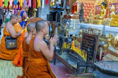 Budist rahipler Tayland 'da Chiang Mai yakınlarındaki Doi Suthep tapınağında dua ederler.