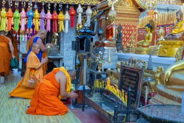 Budist rahipler Tayland 'da Chiang Mai yakınlarındaki Doi Suthep tapınağında dua ederler.
