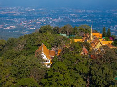 Chiang Mai, Tayland yakınlarındaki Wat Doi Suthep 'in hava görüntüsü. 