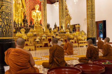 Chiang Mai, 12-18-2024: Budist rahipler Chiang Mai, Tayland 'daki Wat Chedi Luang tapınağında dua ediyorlar