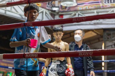 Tayland, Chiang Mai 'deki Muay Thai Stadyumu' nda dövüş akşamı.
