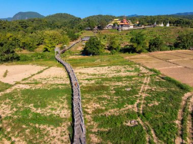 Tayland 'ın kuzeyinde, Mae Hong Son yakınlarındaki Bambu Köprüsü ve Budist Tapınağı' nın hava görüntüsü.