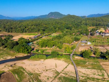 Tayland 'ın kuzeyinde, Mae Hong Son yakınlarındaki Bambu Köprüsü ve Budist Tapınağı' nın hava görüntüsü.