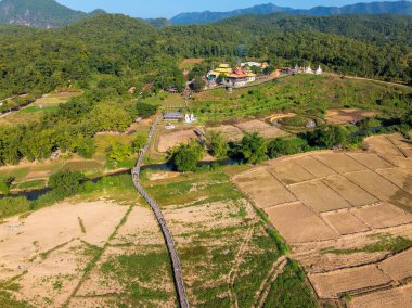 Tayland 'ın kuzeyinde, Mae Hong Son yakınlarındaki Bambu Köprüsü ve Budist Tapınağı' nın hava görüntüsü.
