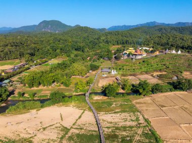 Tayland 'ın kuzeyinde, Mae Hong Son yakınlarındaki Bambu Köprüsü ve Budist Tapınağı' nın hava görüntüsü.
