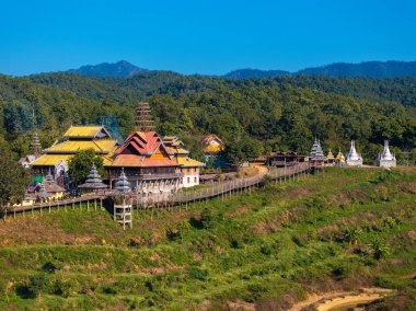 Tayland 'ın kuzeyinde, Mae Hong Son yakınlarındaki Bambu Köprüsü ve Budist Tapınağı' nın hava görüntüsü.