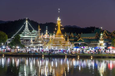 Wat Jong Kham ve Wat Jong Klang tapınakları alacakaranlıkta gölde, Mae Hong Son Tayland 'da.