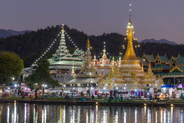 Wat Jong Kham ve Wat Jong Klang tapınakları alacakaranlıkta gölde, Mae Hong Son Tayland 'da.