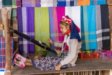 Kuzey Tayland 'daki Kayan köyünde uzun boyunlu kadınlar.