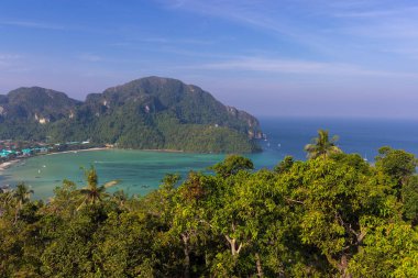 Tayland 'da Phi Phi Don' un yemyeşil kıyı kayalıkları