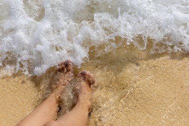 Tayland, Bambu Adası 'ndaki beyaz kumsalda genç bir kadın.