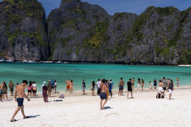 Tayland 'daki Koh Phi Phi Leh Adası' nda beyaz bir kumsalda turistler