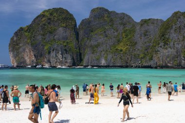 Tayland 'daki Koh Phi Phi Leh Adası' nda beyaz bir kumsalda turistler