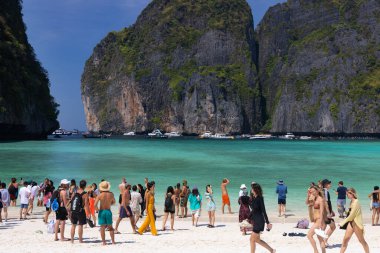 Tayland 'daki Koh Phi Phi Leh Adası' nda beyaz bir kumsalda turistler