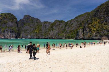 Tayland 'daki Koh Phi Phi Leh Adası' nda beyaz bir kumsalda turistler