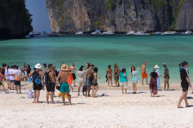 Tayland 'daki Koh Phi Phi Leh Adası' nda beyaz bir kumsalda turistler