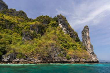Tayland 'daki Ko Koh Phi Phi Leh Adası' nın yüksek uçurumları.