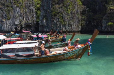 Tayland 'daki Ko Koh Phi Phi Leh Adası' nda uzun botlar.