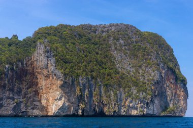 Tayland 'daki Ko Koh Phi Phi Leh Adası' nın yüksek uçurumları.