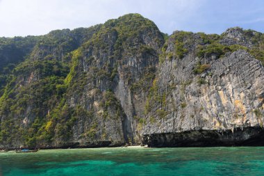 Tayland 'daki Ko Koh Phi Phi Leh Adası' nın yüksek uçurumları.